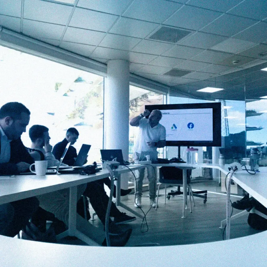 Armando Liussi dirigiendo una sesión de formación in company